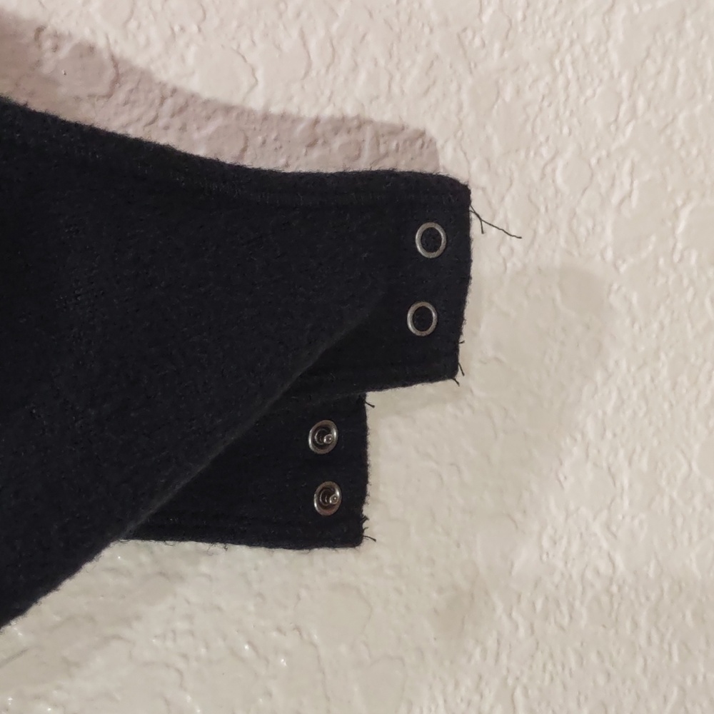 ABERCROMBIE & FITCH TOP. - Picture 6 of 11